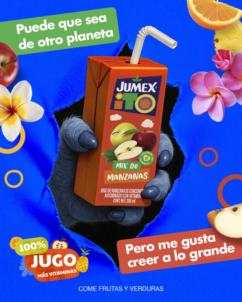 Campaña promocional de Jumexito en colaboración con Disney's Lilo & Stitch. Muestra una garra azul (de Stitch) sosteniendo un envase de jugo Jumexito sabor Mix de Manzanas, con la frase "Puede que sea de otro planeta, pero me gusta creer a lo grande".