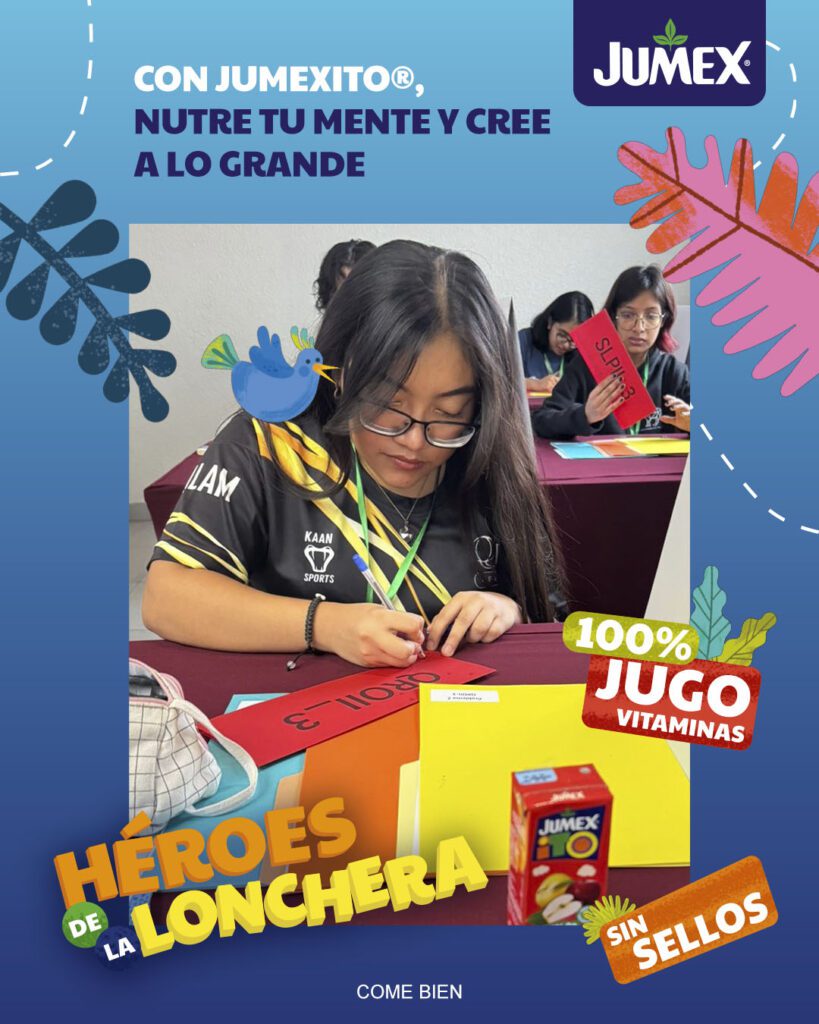 Campaña "Héroes de la Lonchera" de Jumexito. Muestra a una joven estudiante tomando notas en un salón de clases, destacando el mensaje "Con Jumexito®, nutre tu mente y cree a lo grande". La imagen promociona el jugo 100% fruta, adicionado con vitaminas y SIN SELLOS de advertencia.