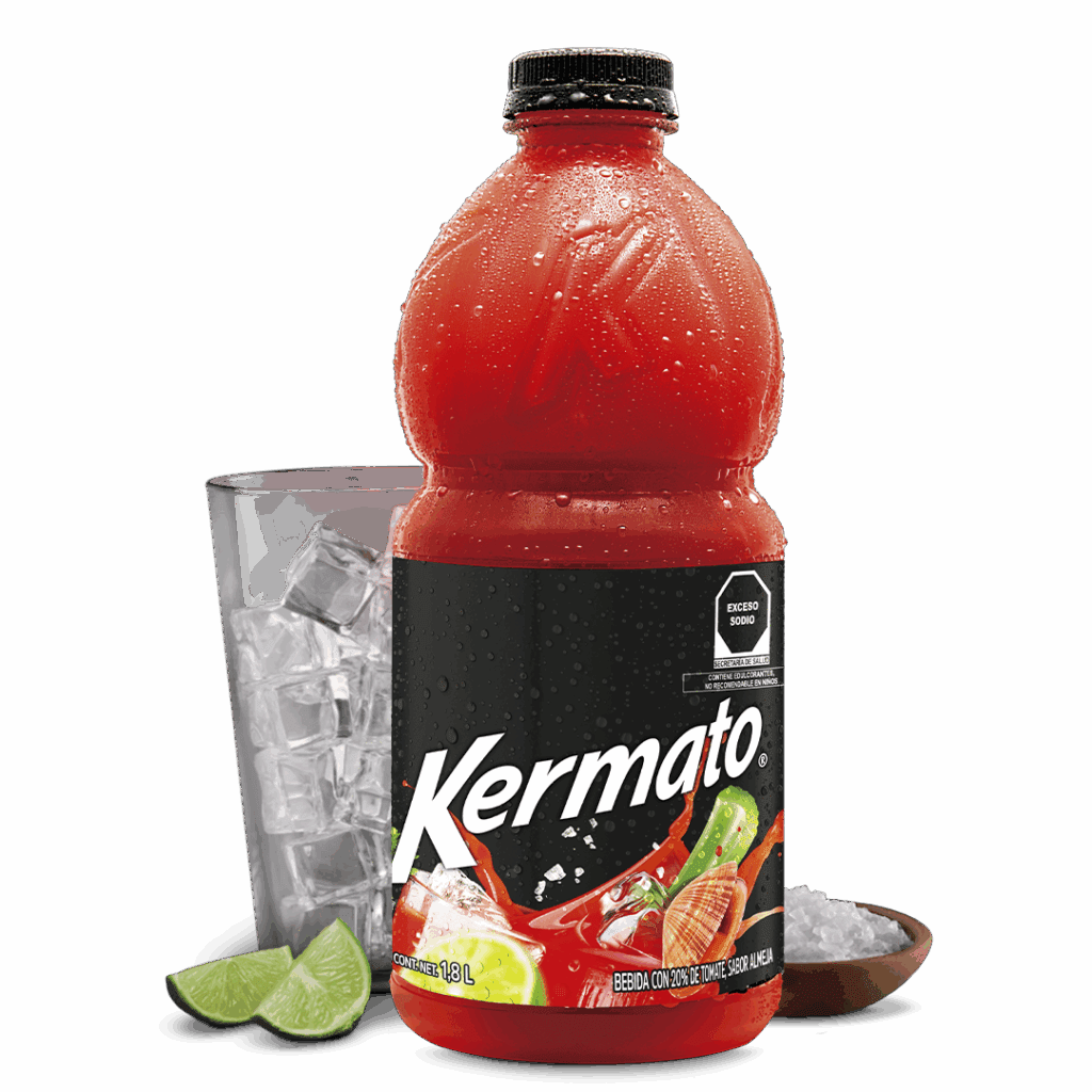 Botella de 1.9 L de la bebida Kermato, sabor tomate y almeja (tipo clamato), escarchada y colocada junto a un vaso con hielo, rodajas de limón y sal marina para preparar un cóctel.
