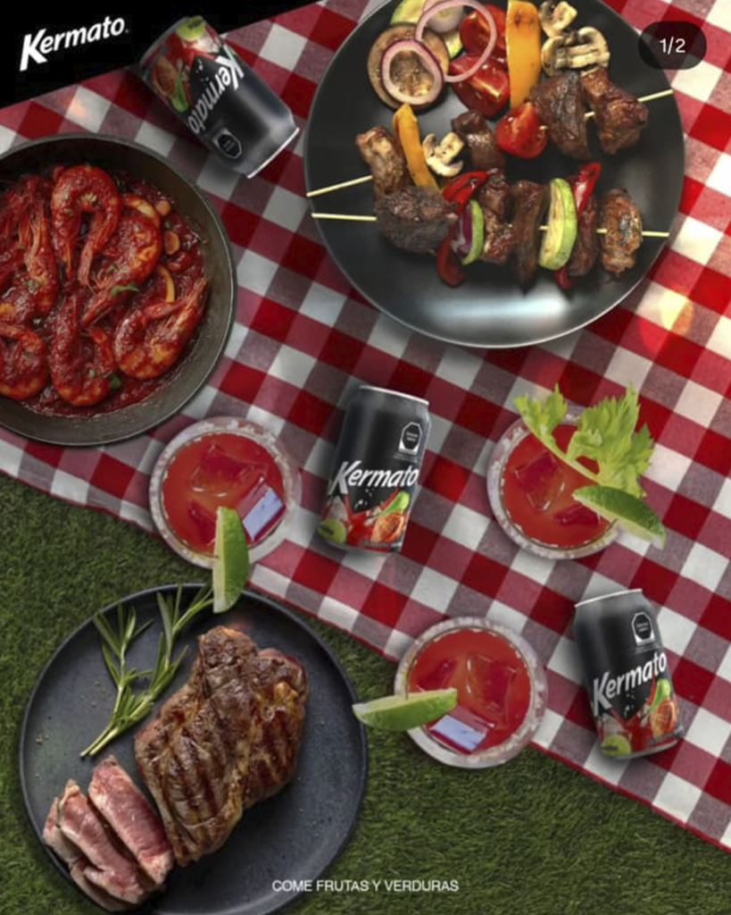 Campaña de verano de Kermato mostrando la bebida tipo clamato servida con hielo y limón, acompañada de comida a la parrilla como brochetas y carne asada en un picnic o reunión al aire libre.