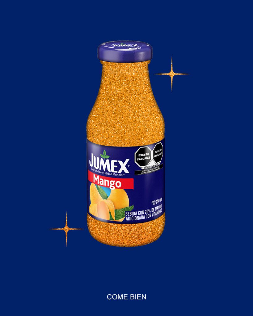 Botella de jugo Jumex sabor Mango, cubierta con brillantina o glitter dorado/anaranjado, sobre un fondo azul oscuro, imitando la estética de la gira The Eras Tour de Taylor Swift. La etiqueta muestra advertencias de "Exceso de Calorías" y "Exceso de Azúcares".
