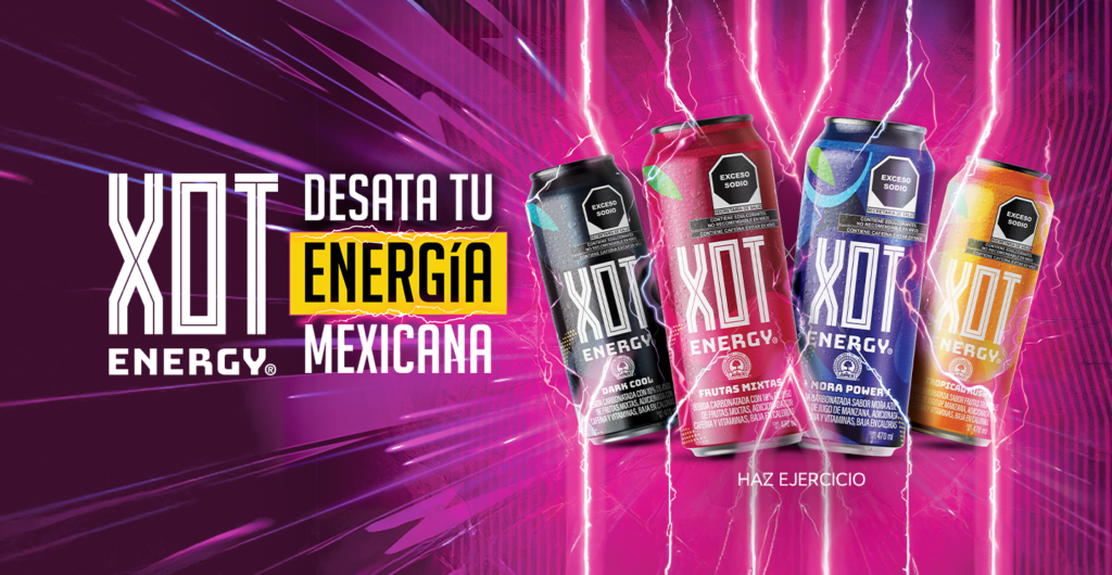 Cuatro latas de XOT Energy, bebida energética, con diferentes sabores sobre un fondo morado con rayos de energía.