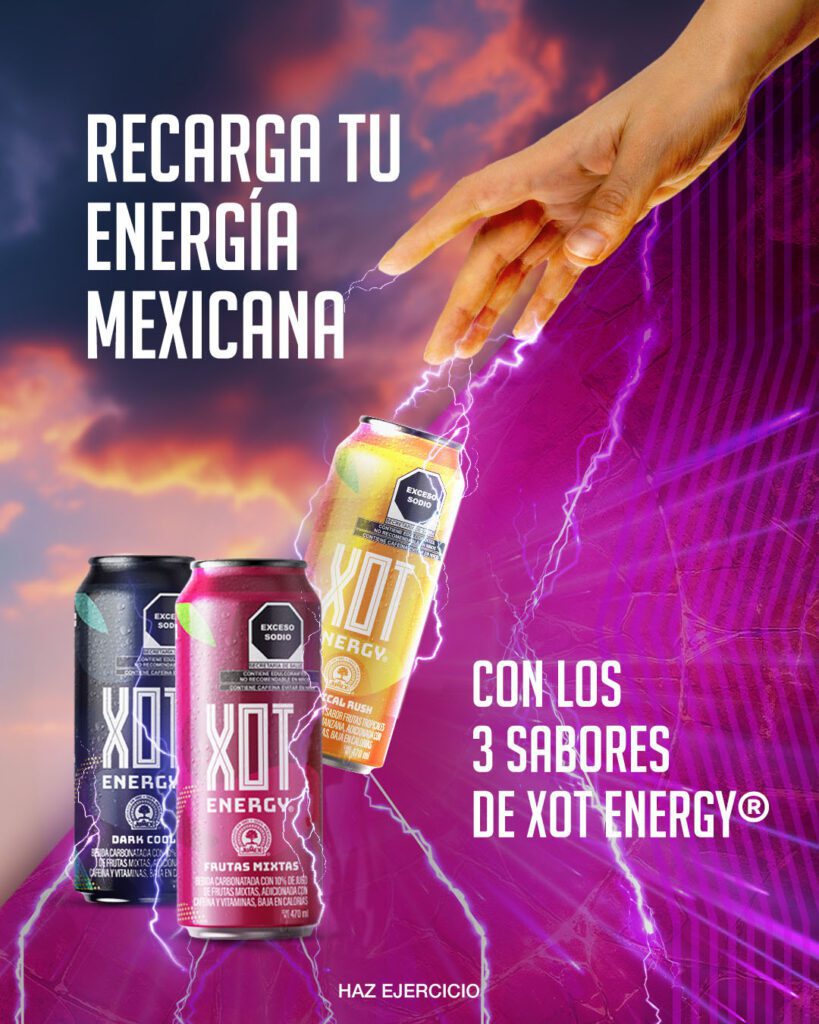 Una mano desciende con rayos de energía hacia tres latas de XOT Energy (azul, rosa y naranja) con el texto "Recarga tu energía mexicana".