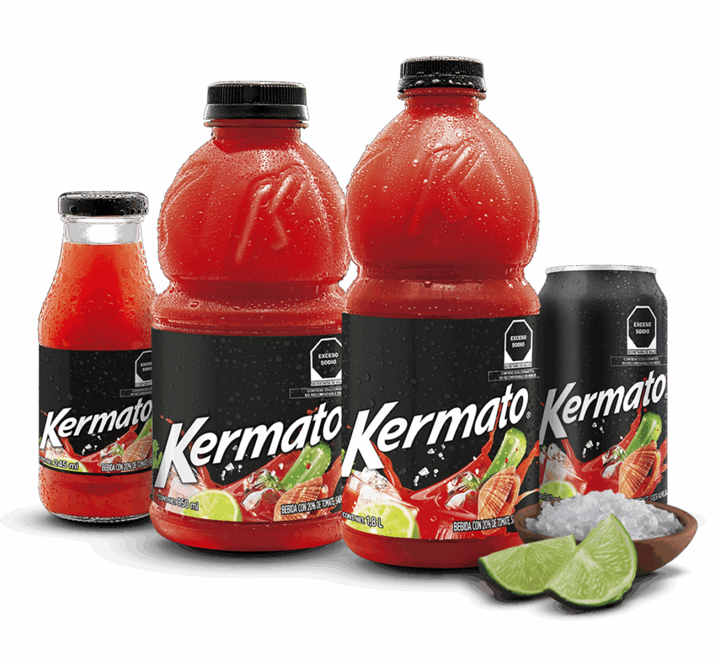 Surtido de productos Kermato, bebida de tomate y almeja saborizada (clamato), mostrando sus presentaciones en botella de vidrio de 245 ml, botellas de plástico de 950 ml y 1.9 L, y lata. Los envases rojos están escarchados y se acompañan de sal en un cuenco de madera y rodajas de limón.