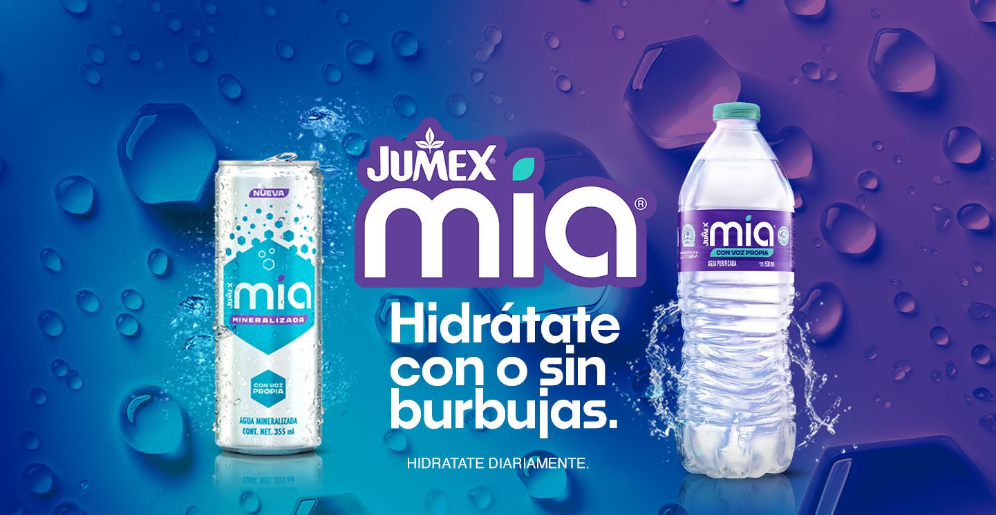 Publicidad de la línea Jumex Mia con el mensaje "Hidrátate con o sin burbujas". La imagen presenta la nueva lata de Agua Mineralizada de 355 ml y la botella de Agua Purificada de 500 ml sobre un fondo azul vibrante con gotas de agua y burbujas.