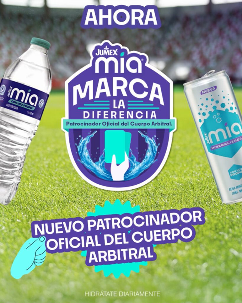 Publicidad de Jumex Mia anunciando su rol como "NUEVO PATROCINADOR OFICIAL DEL CUERPO ARBITRAL" de la Liga MX. La imagen presenta una botella de Agua Purificada de 500 ml y una lata de Agua Mineralizada de 355 ml flanqueando un escudo central que dice "Jumex Mia Marca la Diferencia" sobre un fondo de cancha de fútbol.