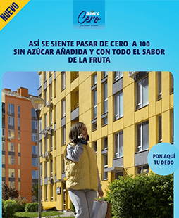 Una mujer sonriente caminando en un entorno urbano. El texto dice "Así se siente pasar de cero a 100 sin azúcar añadida".