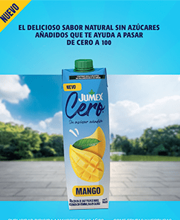 Un empaque de Jumex Cero sabor mango sobre el piso en un parque. El texto dice que te ayuda a "pasar de cero a 100".