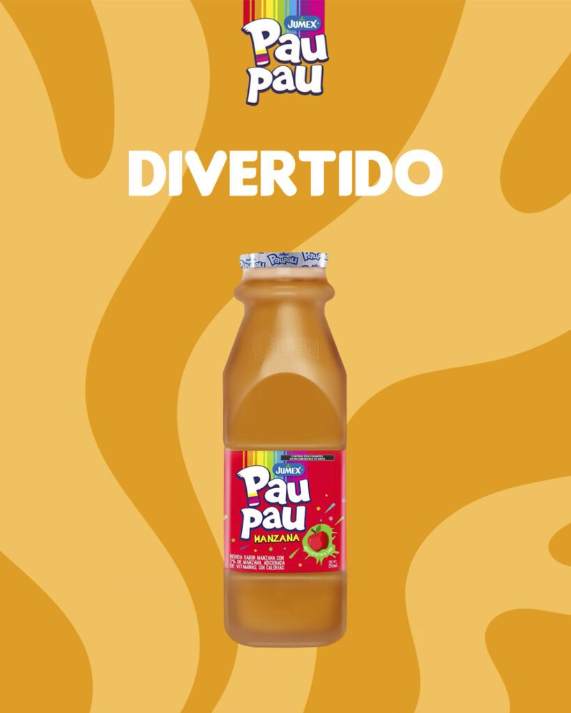 Publicidad de Jumex Pau Pau sabor Manzana en botella de 250 ml sobre un fondo dinámico de ondas amarillas. La imagen resalta la palabra "DIVERTIDO" en letras blancas grandes sobre el producto, reforzando la identidad alegre de la marca.