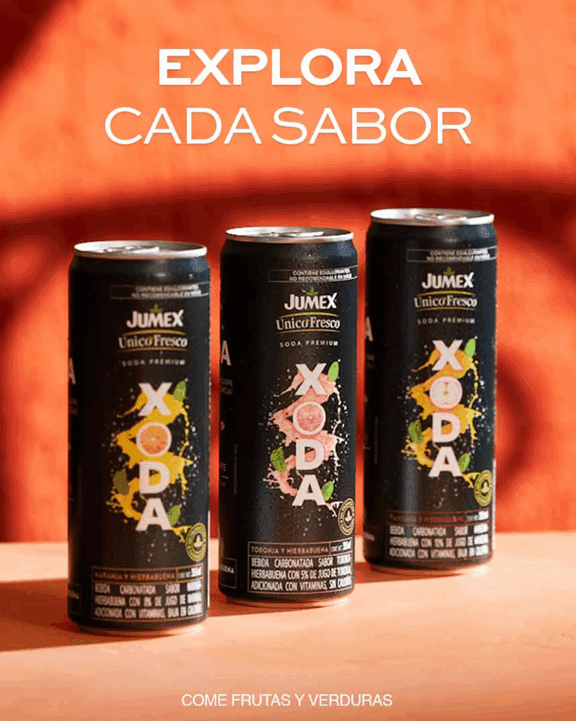 Surtido de tres latas de Jumex Único Fresco XODA Soda Premium, con el eslogan "EXPLORA CADA SABOR". La imagen promociona la variedad de bebidas carbonatadas bajas en calorías, incluyendo los sabores Naranja-Hierbabuena, Toronja-Hierbabuena y Manzana-Hierbabuena.