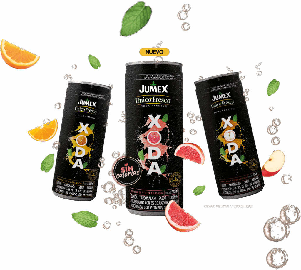 Toma de estudio de tres latas de Jumex Único Fresco XODA Soda Premium, sabor Toronja y Hierbabuena. Las latas son negras, escarchadas, y promocionan la bebida como "NUEVO", "SIN CALORÍAS" y adicionada con vitaminas. Están rodeadas de rodajas de toronja, manzana, naranja y hojas de menta.