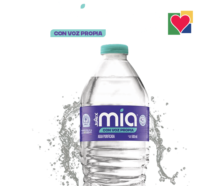 Botella de 500 ml de Jumex Mia Agua Purificada con el eslogan "CON VOZ PROPIA". La publicidad incluye los logotipos de marcas aliadas y causas sociales como Kardias, TUDN y un corazón.