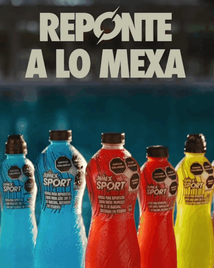 Variedad de botellas de Jumex Sport (Mora Azul, Frutas Tropicales, etc.) alineadas frente a una piscina o agua, con el eslogan de la campaña "REPONTE A LO MEXA". Las bebidas son para deportistas y contienen sellos de exceso de calorías.

Palabras clave clave: Jumex Sport, REPONTE A LO MEXA, bebida deportiva, entrenamiento, Mora Azul, Frutas Tropicales, piscina, ejercicio.