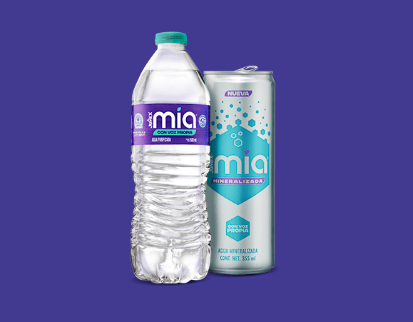 Botella de Jumex Mia Agua Purificada (500 ml) junto a una lata de Jumex Mia Mineralizada (355 ml), ambas bebidas con el eslogan "CON VOZ PROPIA" y un fondo púrpura.

Palabras clave clave: Jumex Mia, Agua Purificada, Agua Mineralizada, bebida con voz propia, hidratación.